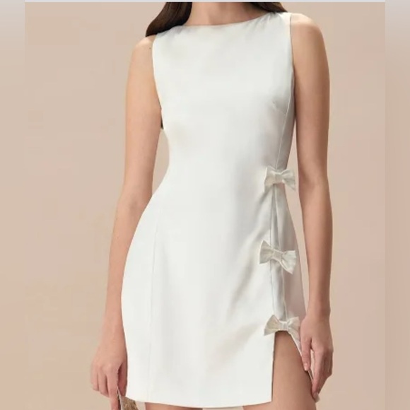 RIHOAS Dresses & Skirts - RIHOAS  White Bow Sheath Dress with Slit